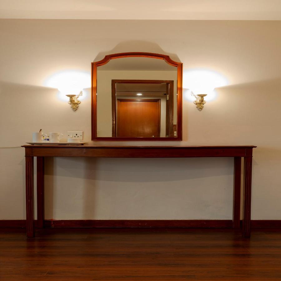 Hotel Crystal Palace Мирут Екстериор снимка