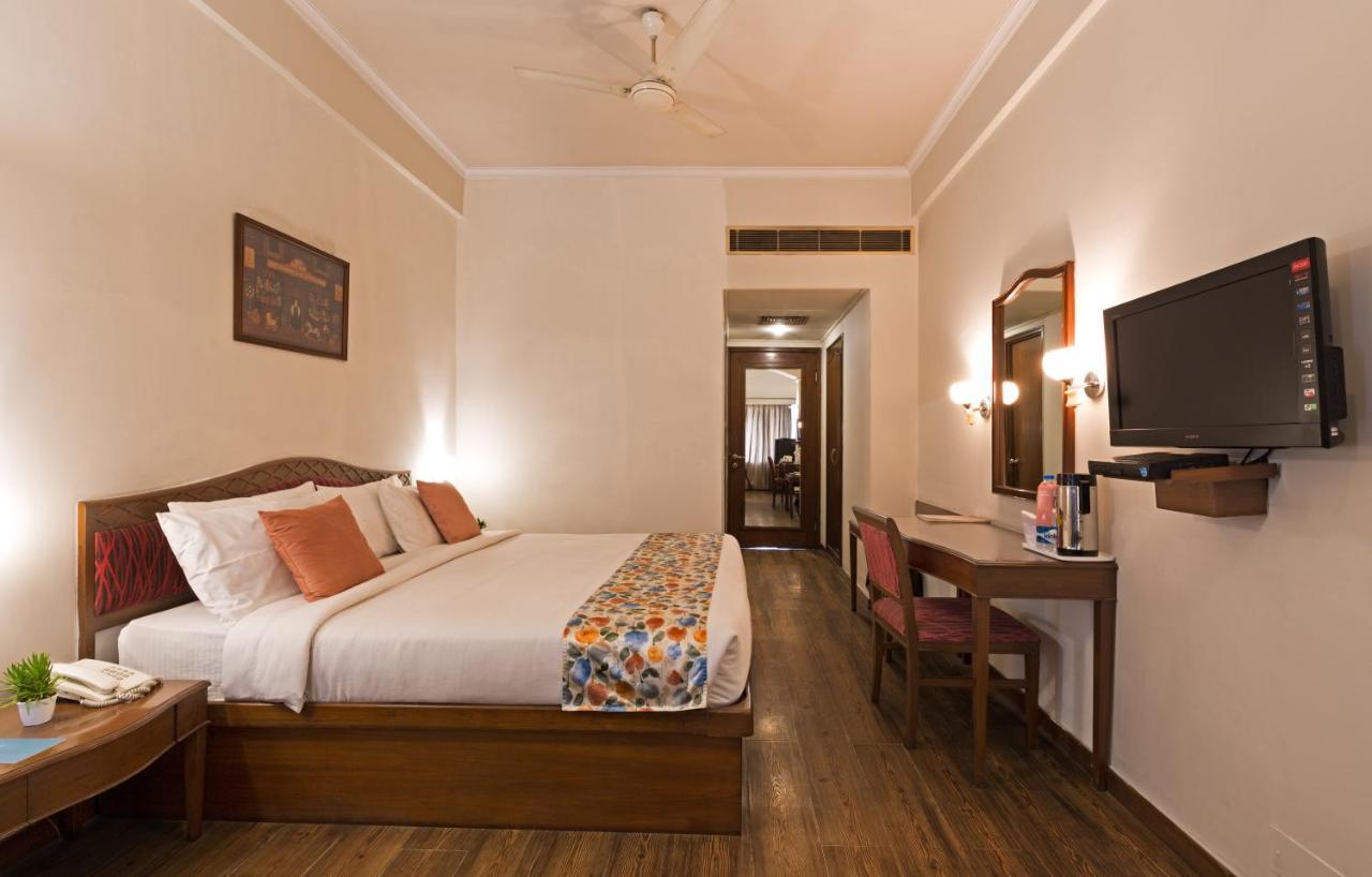 Hotel Crystal Palace Мирут Екстериор снимка