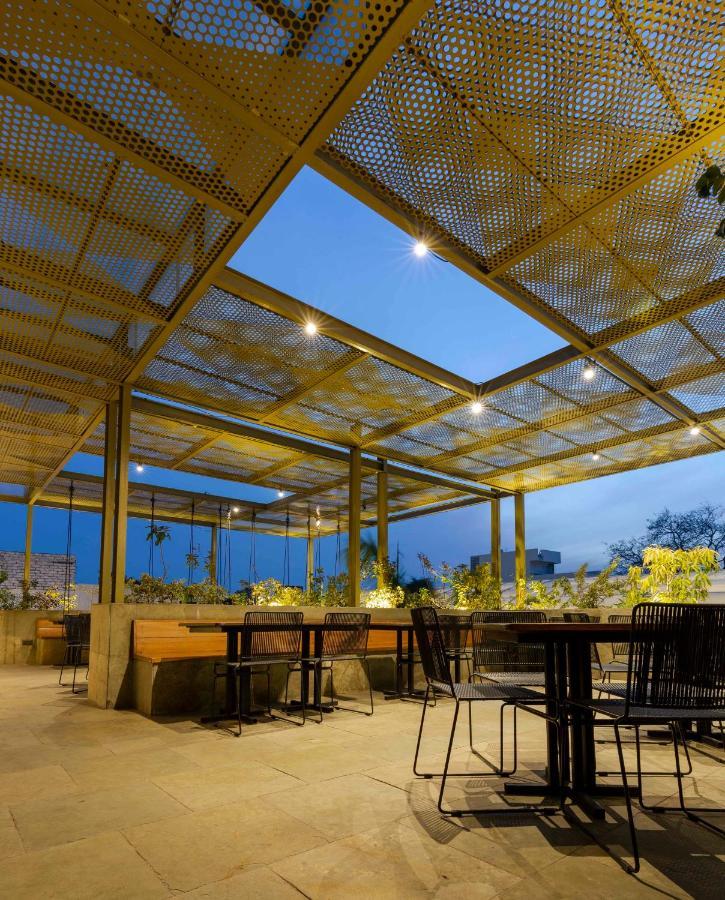 Hotel Crystal Palace Мирут Екстериор снимка