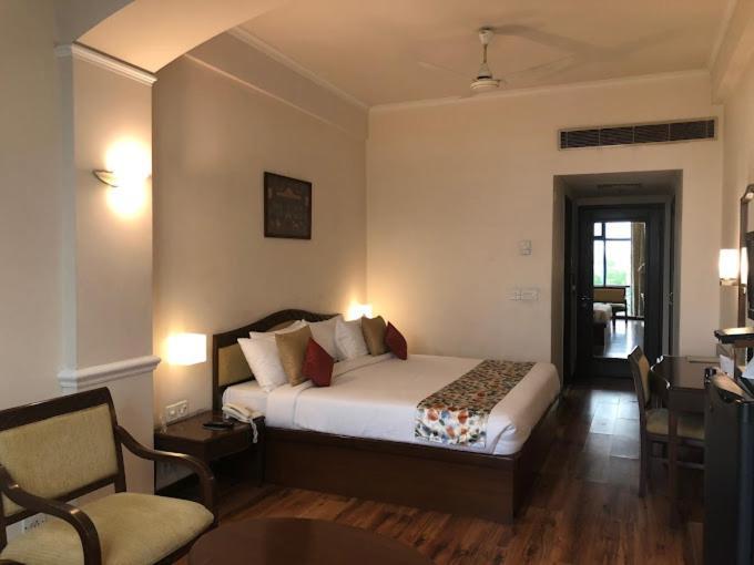 Hotel Crystal Palace Мирут Екстериор снимка