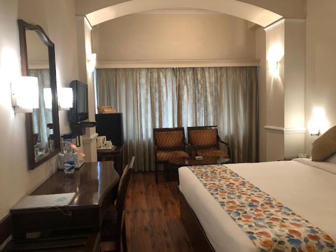 Hotel Crystal Palace Мирут Екстериор снимка