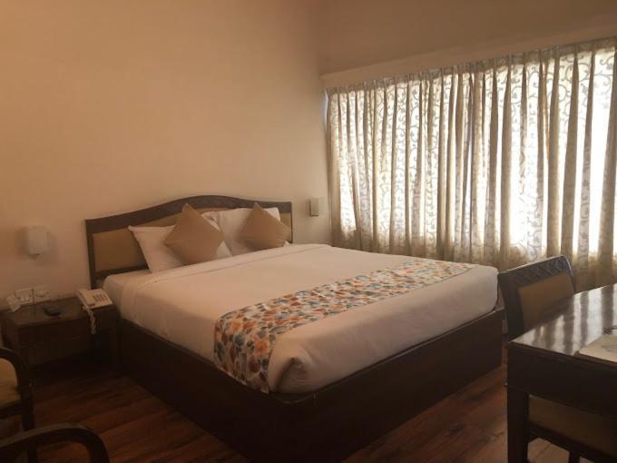 Hotel Crystal Palace Мирут Екстериор снимка