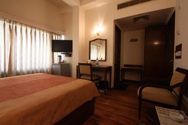 Hotel Crystal Palace Мирут Екстериор снимка