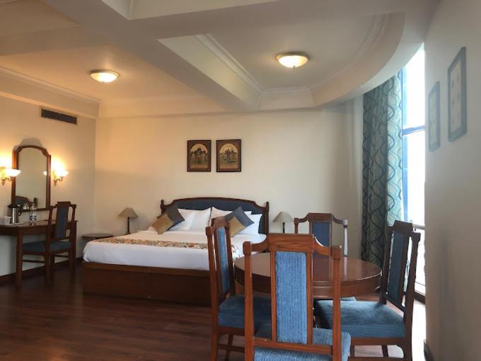 Hotel Crystal Palace Мирут Екстериор снимка